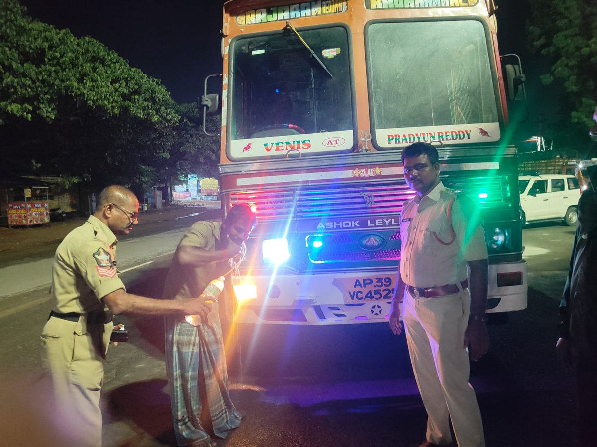 Kadapa_Police's tweet image. వై.ఎస్.ఆర్ కడపజిల్లాలోని కడప నగరంలో వై.ఎస్.ఆర్ సర్కిల్ వద్ద &quot;స్టాప్, వాష్ అండ్ గో &quot; కార్యక్రమం* జిల్లా ఎస్పీ ఆదేశాలతో కార్లు, లారీలు, బస్సులు, వ్యాన్లు, తదితర వాహనాల డ్రైవర్లకు నీళ్లతో ముఖం కడిగించి పంపిన పోలీసులు
#appolice
#kadapapolice
#APPOLICE100 
#stopwashandgo 
#diversafety