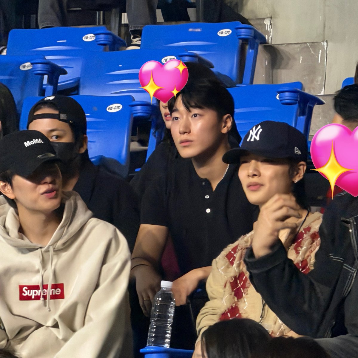 SKZ sightings at concerts today 🫶

Hyunjin - Treasure concert
Lee Know, Seungmin, I.N - Novelbright concert