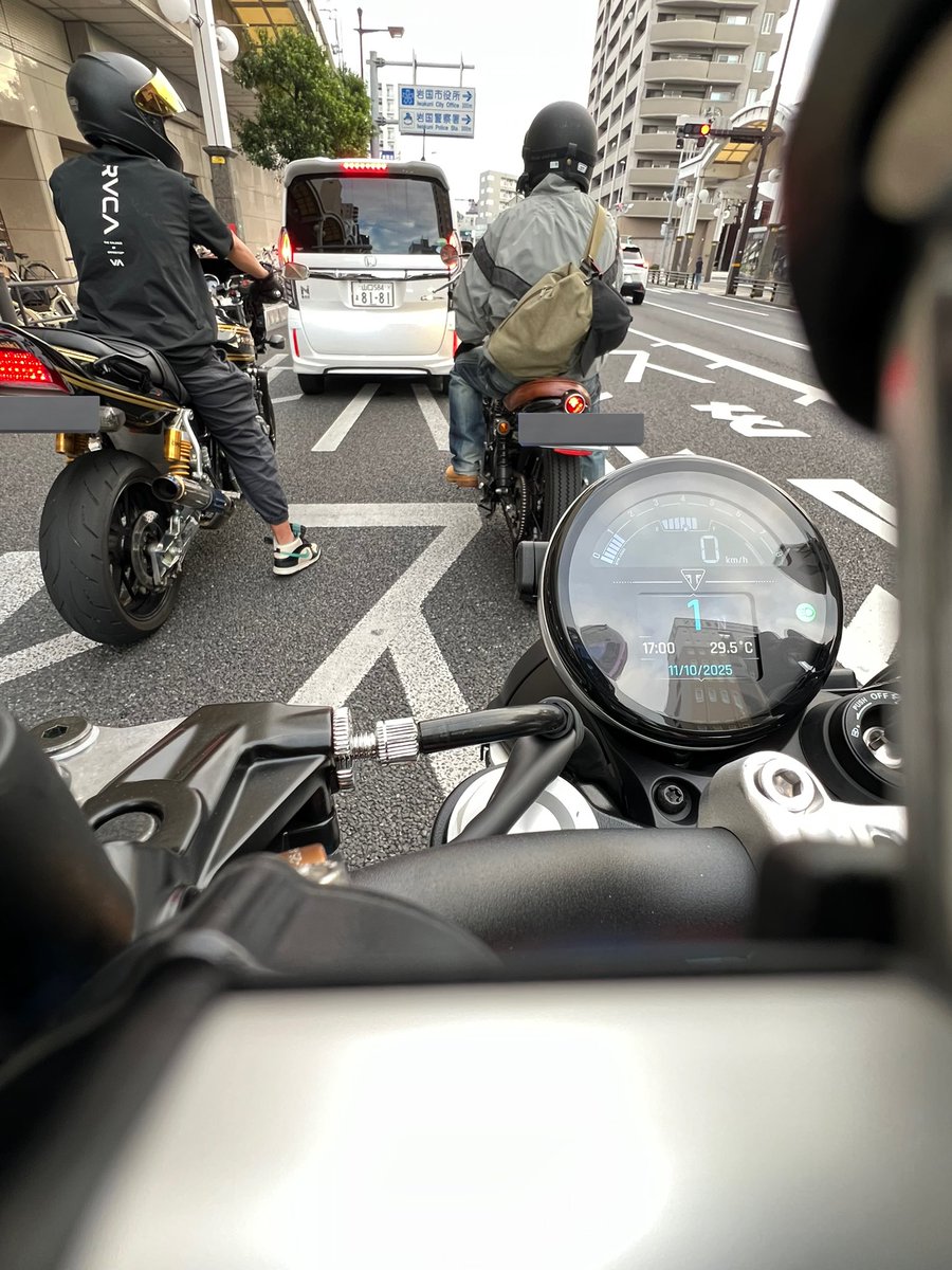naimon14's tweet image. ついにスピードツイン納車！
即ツーリング！

でも先輩のリアサスがおかしい…😱
プリロードが原因？

#バイク
#バイク乗り
#ツーリング
#スピードツイン900
#sr400
#リアサス