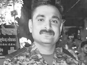 HitanandSharma's tweet image. मध्य प्रदेश के वीर सपूत, सोनकच्छ के ग्रा. संवरसी के लाल श्री संजय मीणा जी के अरुणाचल प्रदेश में देश की रक्षा करते हुए वीरगति को प्राप्त हो गए!

ईश्वर से प्रार्थना है दिवंगत आत्मा को अपने श्रीचरणों में स्थान दें एवं शोकाकुल परिजनों को इस वज्रपात को सहन करने की शक्ति प्रदान करें। ॐ…