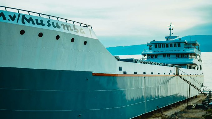 Ikiriho's tweet photo. 🇧🇮#Burundi #Mugere🚢⚓: la commune de chantiers navals

🔴Le Président @GeneralNeva a visité ce vendredi 10 octobre le chantier naval de #Migera et celui de #Ramba sur le lac #Tanganyika en @Bujaprov2025,  commune #Mugere. 

Le Chantier naval de #Migera visité par la plus haute autorité de l'Etat a été initié par l'homme d'affaires Uwiragiye François, patron de @MusumbaHolding . Ce projet contribuera au développement du transport maritime de la région en général et du Burundi en particulier.

L'opérateur économique burundais Uwiragiye n'en est pas à sa première initiative. En effet, le jeudi 25 mai 2023, c'était la mise à eau réussie du Motor Vessel (MV) @musumbacargo, de transport mixte (passagers et marchandises), entièrement made in #Burundi. 
Capacité maximale: 800 tonnes de marchandises et 100 passagers. Il relie le Burundi à d'autres ports du lac Tanganyika, comme #Mpulungu en #Zambie, #Kigoma en #Tanzanie et #Kabimba en #RDCongo.

Après une reconstruction au port de Kigoma en #Tanzania, en raison d’une erreur de construction initiale qui risquait d’entraîner son naufrage, le bateau MV Musumba 1 est retourné au port de Bujumbura le 13 août 2024, transportant 800 tonnes de marchandises. 

Quant au chantier naval de Ramba, il appartient à un investisseur congolais du nom de Paulin Thumba, . 
Le bateau en construction, de type cargo, pourra transporter jusqu’à 1 500 tonnes de marchandises.
