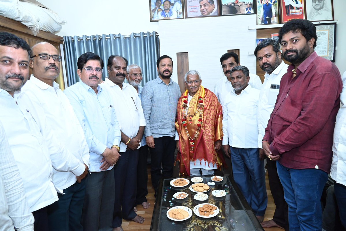 MLCvijaysingh's tweet image. #ಬಸವಕಲ್ಯಾಣ ನಗರಕ್ಕೆ ಆಗಮಿಸಿದ ಹಿರಿಯರು,ಅಬಕಾರಿ ಸಚಿವರು ಸನ್ಮಾನ್ಯ ಶ್ರೀ ಆರ್.ಬಿ.ತಿಮ್ಮಾಪುರ ಅವರನ್ನ ಬರಮಾಡಿಕೊಂಡು ಅವರನ್ನ ನನ್ನ ಗೃಹ ಕಚೇರಿಯಲ್ಲಿ ಸನ್ಮಾನಿಸಿದೆ.
#RBTimmapur @DKShivakumar @siddaramaiah @rssurjewala #Basavakalyan #Bidar