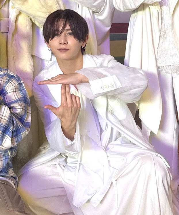 ____Rs2R's tweet image. なんかビジュ変わらんすぎてずっと若いままなのに色気はすんごくて大人な男性って感じるしもう最近ほんとやばい、手もやばい、好き #山田涼介