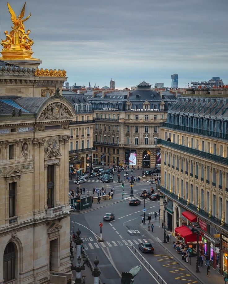 francesafetytra's tweet image. Streets of Paris near the famous Opera House.