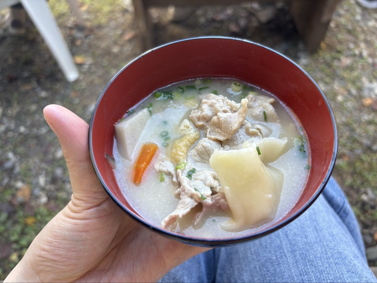 pikochan1102's tweet image. 快晴の休日🌞
早起きをして、小石原『民陶むら祭』に行ってきました☺️🚗

勉強のお供のカップ☕️にも出会えました✨

手作りの品って、ひとつひとつ味があるところが好き🥰

振る舞いの『だご汁』もいただき、秋を満喫してきました☆

#小石原焼
#秋桜
#和モダン
#インテリア
#藁葺き屋根