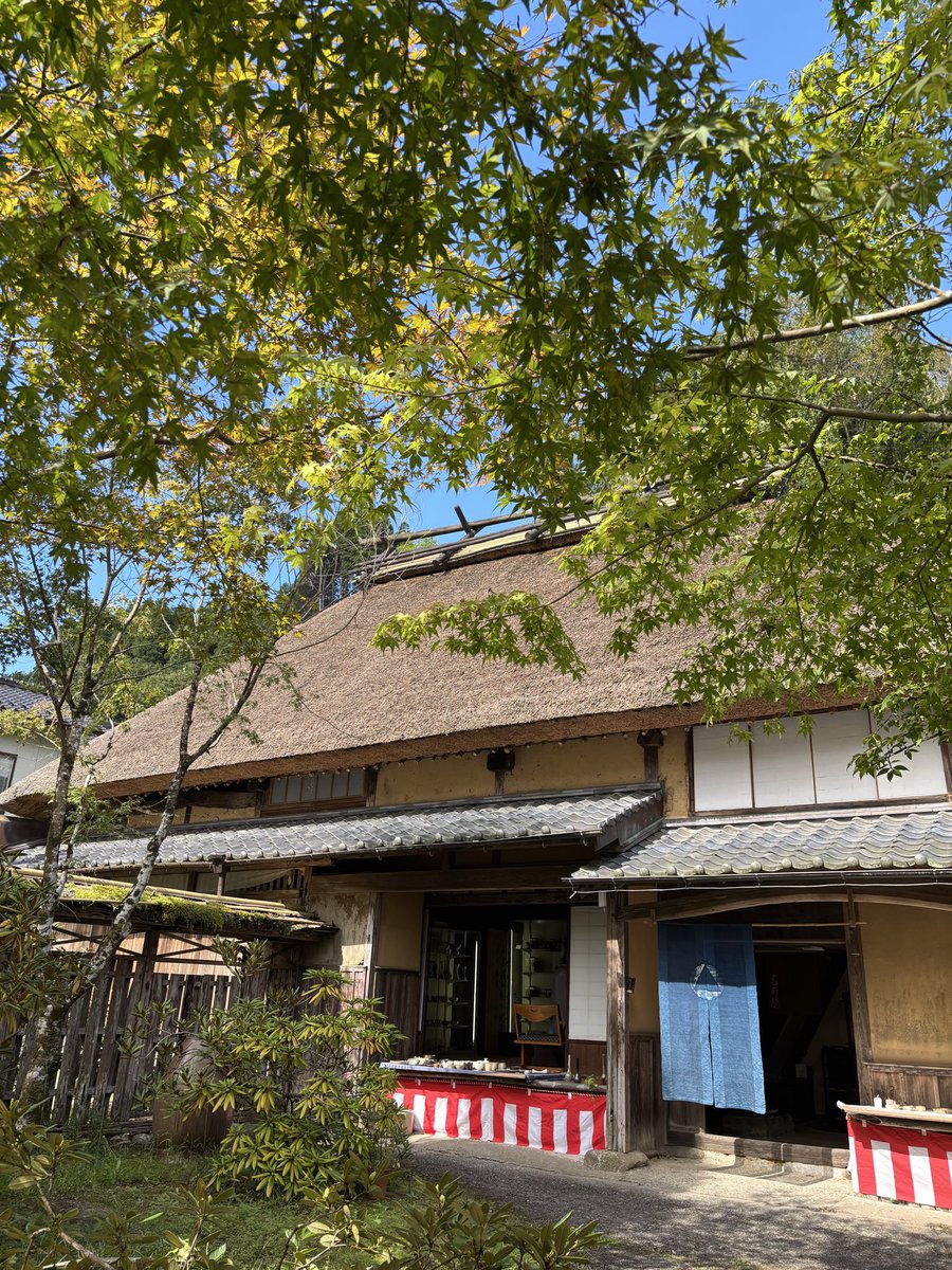 pikochan1102's tweet image. 快晴の休日🌞
早起きをして、小石原『民陶むら祭』に行ってきました☺️🚗

勉強のお供のカップ☕️にも出会えました✨

手作りの品って、ひとつひとつ味があるところが好き🥰

振る舞いの『だご汁』もいただき、秋を満喫してきました☆

#小石原焼
#秋桜
#和モダン
#インテリア
#藁葺き屋根