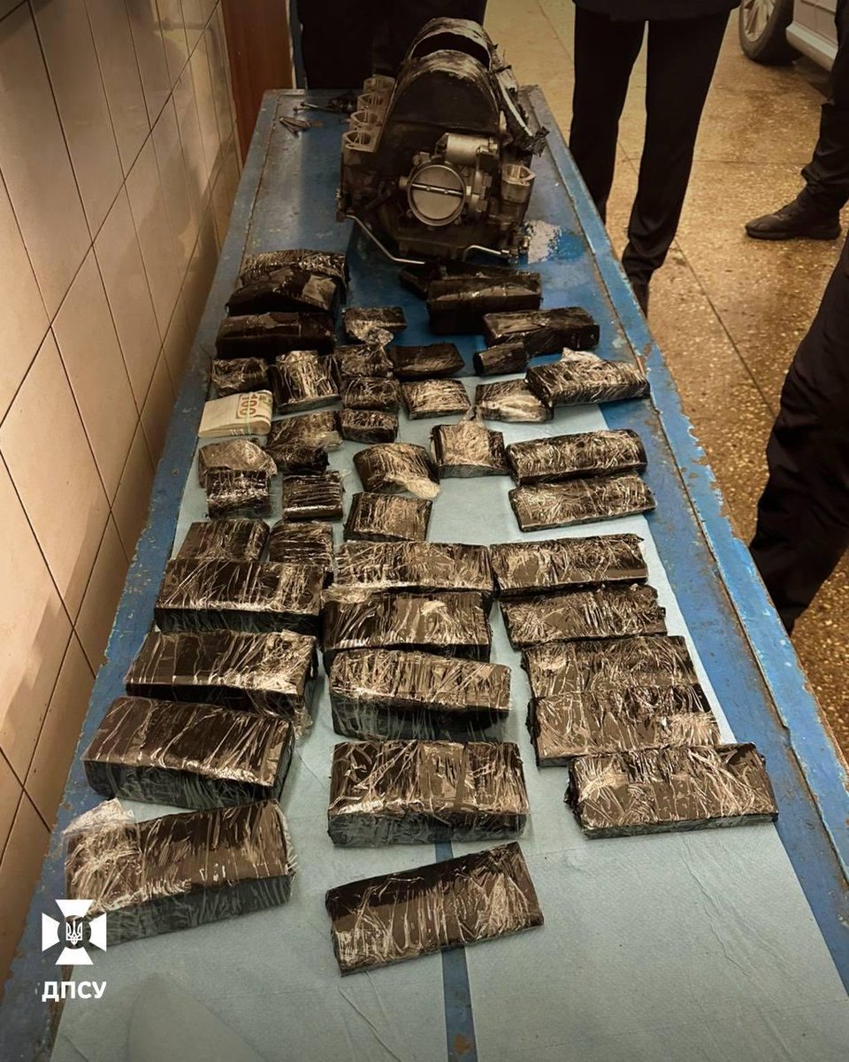 Dmytruk__Artem's tweet image. $970,000 found hidden under the hood of a Mercedes at the Ukrainian border.
A woman tried to smuggle the cash into Romania.
Zelensky’s people keep moving millions out of the country.