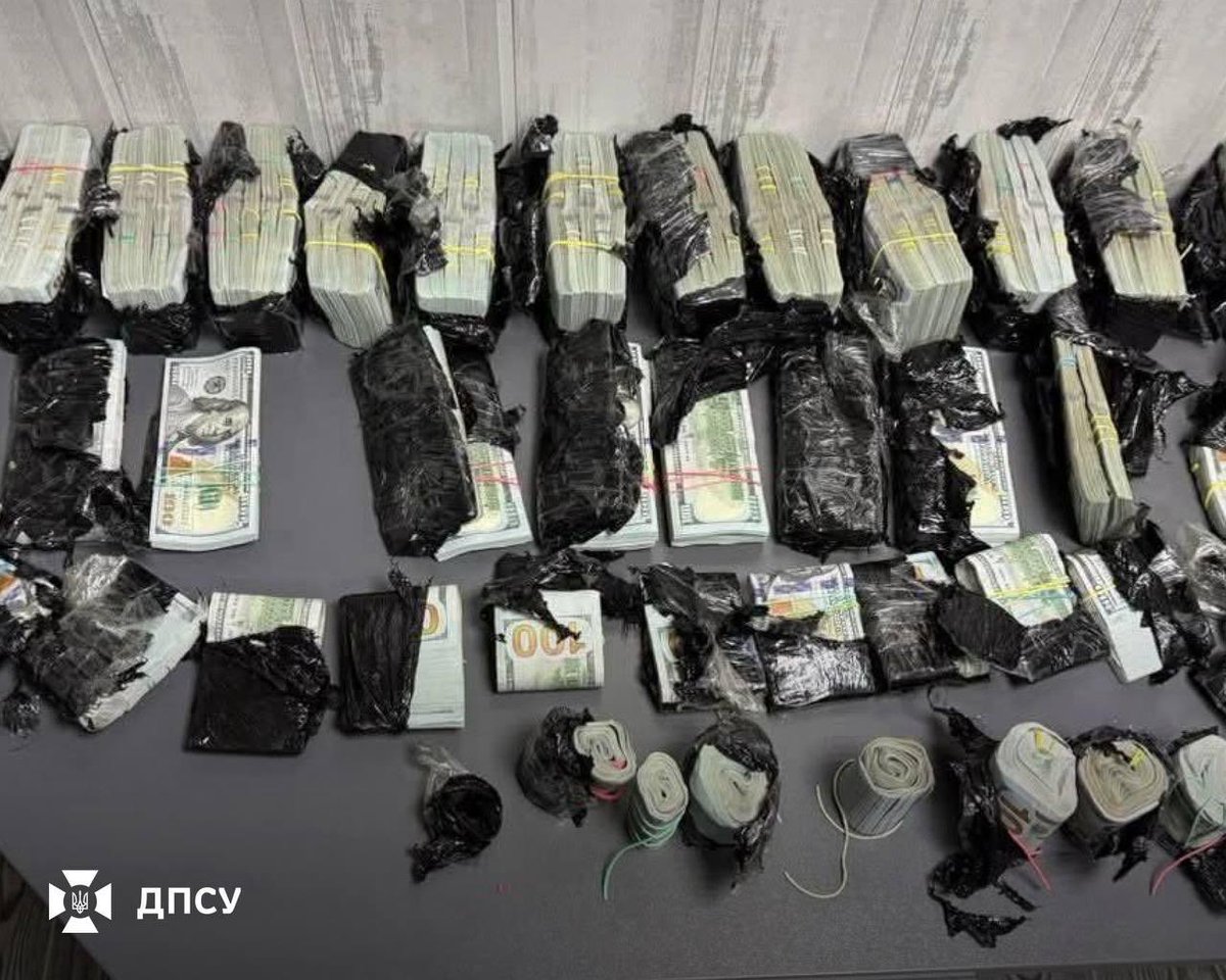 Dmytruk__Artem's tweet image. $970,000 found hidden under the hood of a Mercedes at the Ukrainian border.
A woman tried to smuggle the cash into Romania.
Zelensky’s people keep moving millions out of the country.