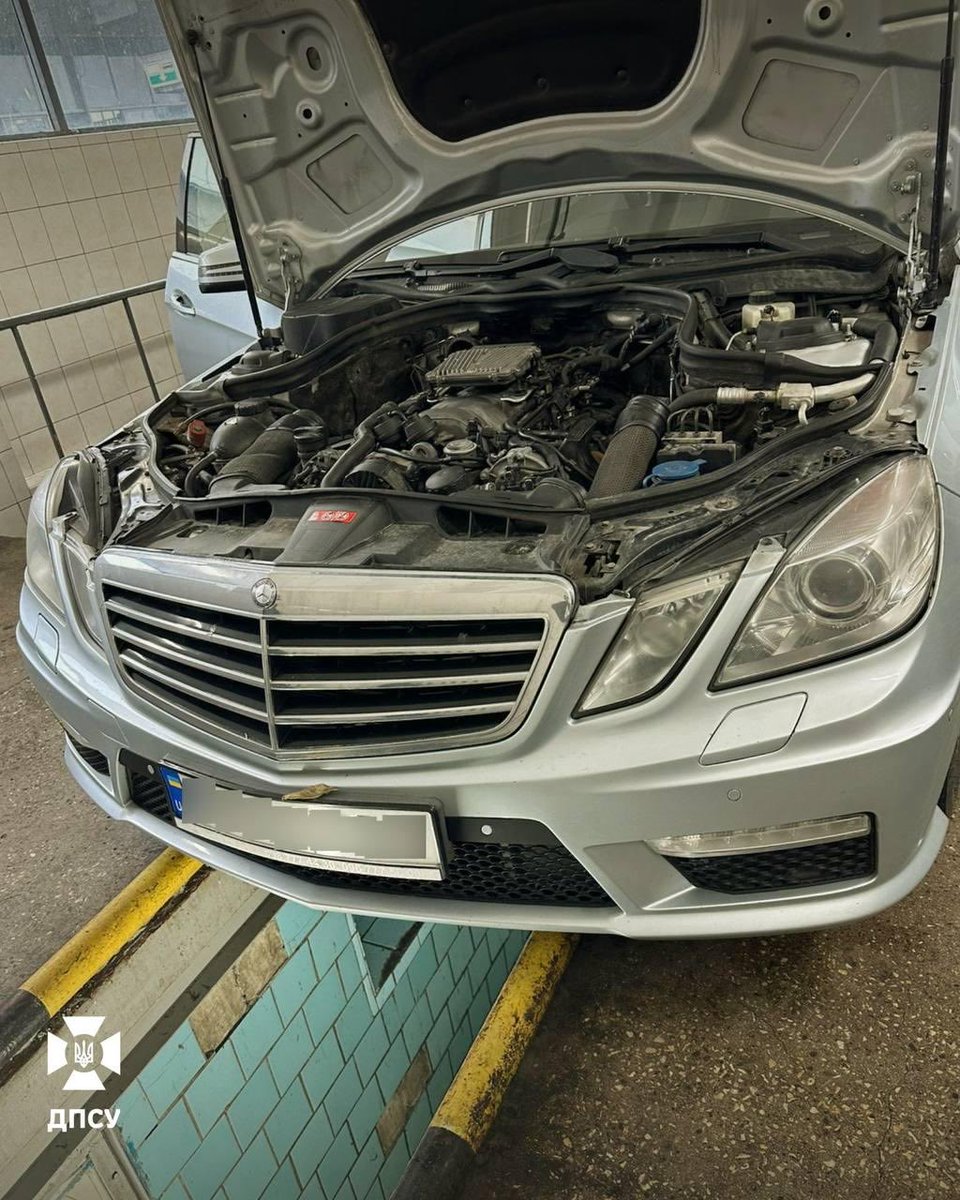 Dmytruk__Artem's tweet image. $970,000 found hidden under the hood of a Mercedes at the Ukrainian border.
A woman tried to smuggle the cash into Romania.
Zelensky’s people keep moving millions out of the country.