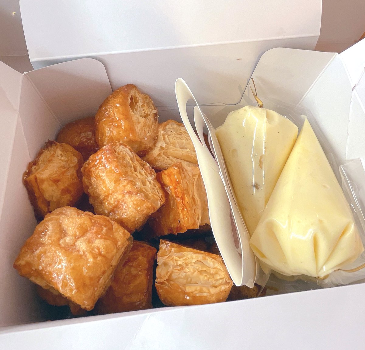今日の物産展の1番のお目当て💘.*

福岡のパイ専門店「#onomatopée」🥧ྀི
『ミニーパイ(カスタード)』
自家製カスタードクリームを
自分で注入していただきます♡

⚠︎9時に着き貰えた整理券350番台⋯
受取14時過ぎ⋯なんとか買えましたが
すでに売り切れの商品もありました💔

#オノマトペ #スイーツ