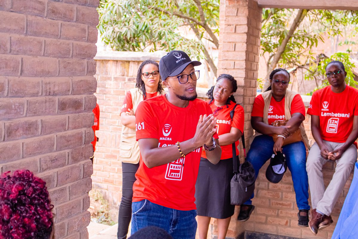 MACRAMALAWI's tweet image. The campaign team continued their outreach today at Mwanza Boma, Neno Boma, and Chifunga in Neno. Community members were encouraged to register or verify their SIM cards to stay connected and avoid service interruptions.

#SIMCardRegistration
#MACRA
#261TollFree