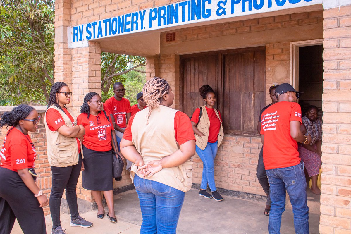 MACRAMALAWI's tweet image. The campaign team continued their outreach today at Mwanza Boma, Neno Boma, and Chifunga in Neno. Community members were encouraged to register or verify their SIM cards to stay connected and avoid service interruptions.

#SIMCardRegistration
#MACRA
#261TollFree