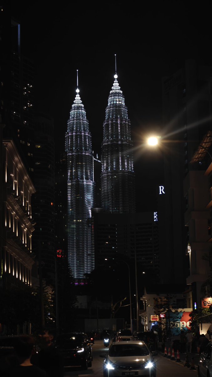 mediocreDevops's tweet image. The night view is so much good here