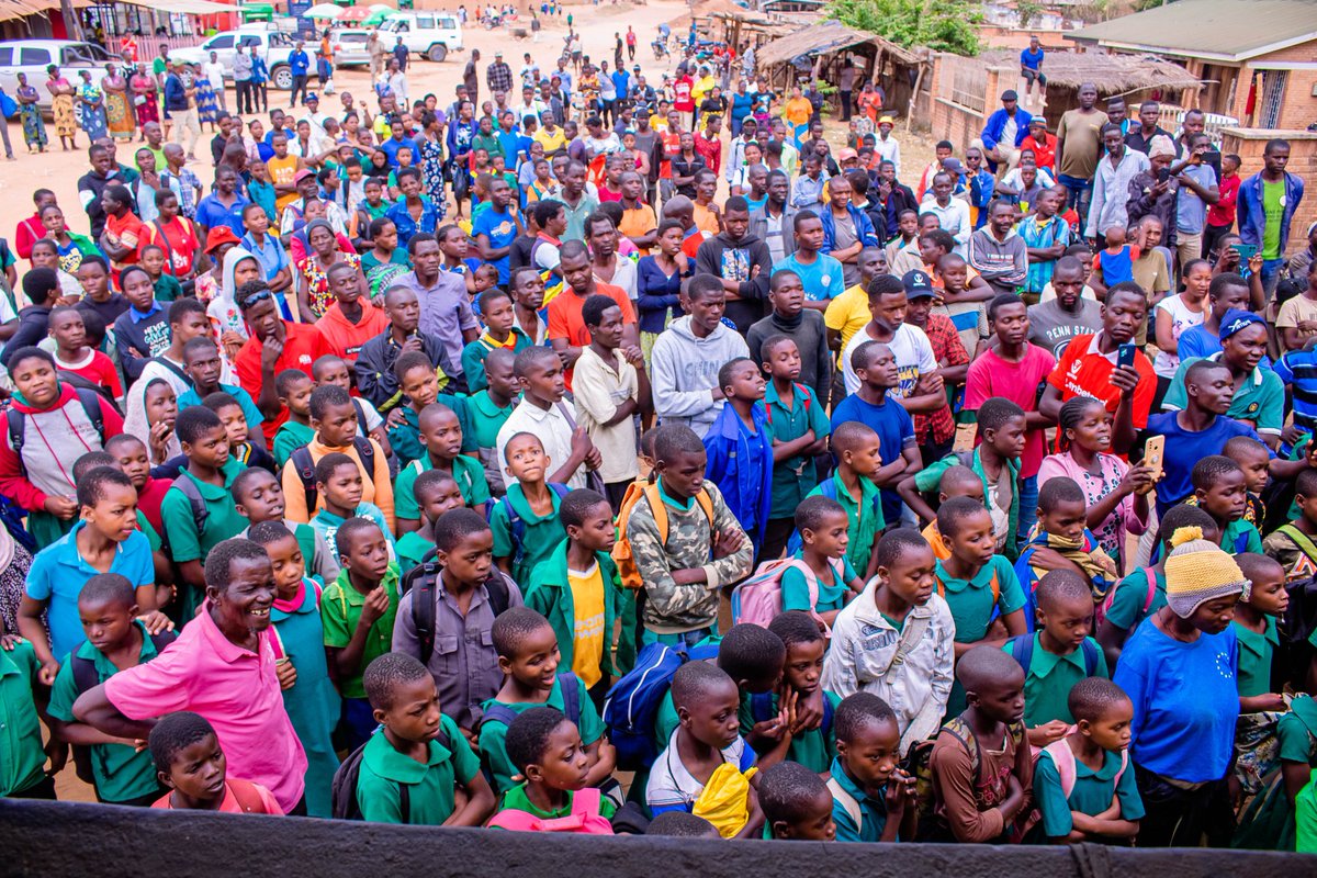 MACRAMALAWI's tweet image. The campaign team continued their outreach today at Mwanza Boma, Neno Boma, and Chifunga in Neno. Community members were encouraged to register or verify their SIM cards to stay connected and avoid service interruptions.

#SIMCardRegistration
#MACRA
#261TollFree