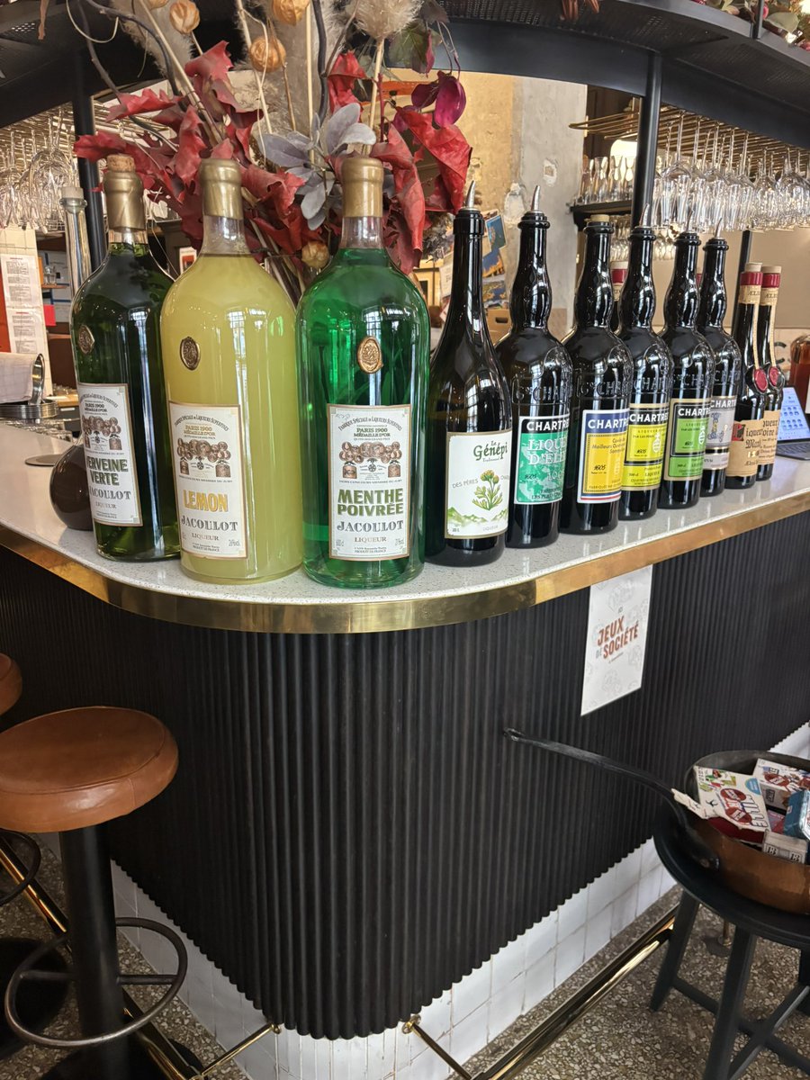 Plus on avance et plus ça sème tôt le blé ! 
Déjà plus d’une semaine que je vois des semoirs tournés chez nous ! 
Je me demande bien si l’agriculture tourne rond (hors cas spécifique des terres hydromorphes).
Pendant ce temps, petit restaurant sur Lyon où l’entrée en dit long 😃