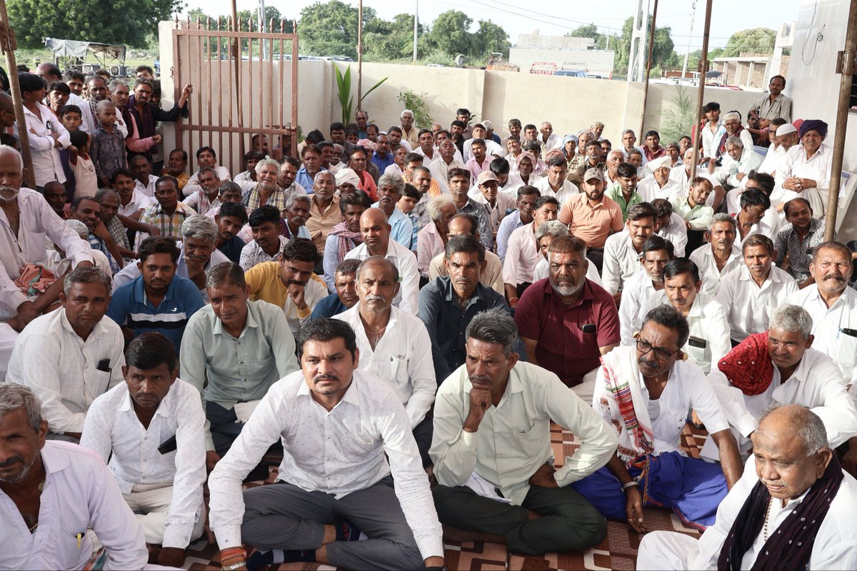 HardikPatel_'s tweet photo. आज नलकांठा के ज़ेज़रा गाँव में विकास सप्ताह के अंतर्गत 14 गाँवों के किसानों के साथ बैठक हुई। देश के गृह और सहकारिता मंत्री श्रीमान अमितभाई शाह के विशेष प्रयास से गुजरात की भाजपा सरकार ने नलकांठा के किसानों की समृद्धि के लिए 1400 करोड़ की नर्मदा पाइपलाइन परियोजना बनाई है, जिसका पहला चरण वर्तमान में 300 करोड़ की लागत से प्रगति पर है, एक महीने में पाइपलाइन के माध्यम से घोड़ा फीडर से नर्मदा का पानी किसानों को प्रदान किया जाएगा। 1100 करोड़ के काम का दूसरा चरण जल्द ही शुरू होगा, जिसमें मुख्य पाइपलाइन से 14 गाँवों के अंतिम क्षेत्र तक एक सब-लाइन का विस्तार किया जाएगा और प्रत्येक 25 से 40 हेक्टेयर भूमि के बीच एक तालाब के माध्यम से सिंचाई प्रदान की जाएगी। इस तरह आज इन 14 गांवों के प्रमुख नेताओं को नर्मदा के पानी परियोजना की पूरी जानकारी दी गई।