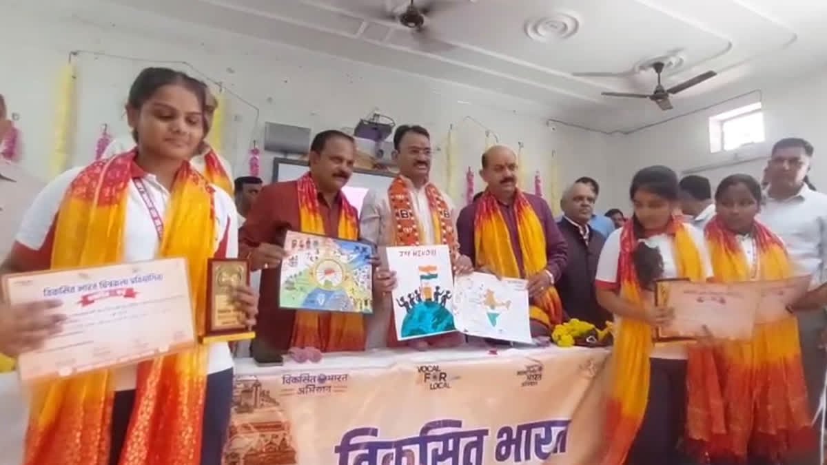 ETVBharatRJ's tweet image. उच्च शिक्षा क्षेत्र में कांग्रेस शासन में बिगड़ी व्यवस्थाओं को पौने दो वर्षो में किया दुरुस्त: प्रेमचंद बैरवा etvbharat.com/hi/!state/dy-c… 

@RajCMO @BhajanlalBjp @INCRajasthan @BJP4Rajasthan