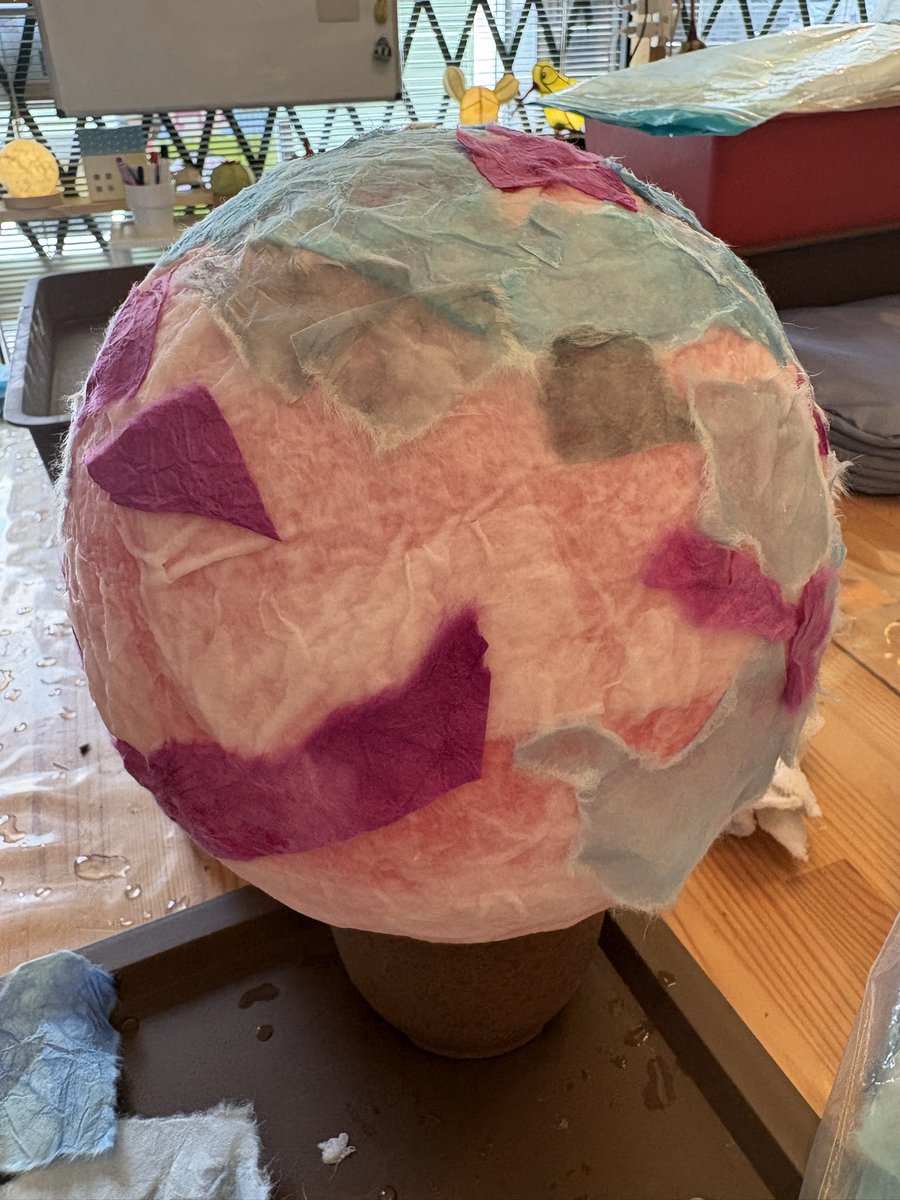 justonestep2025's tweet photo. Have you ever tried making your own light from Japanese washi paper? 🇯🇵
You start from pulp, layer soft handmade paper(washi), and watch it glow like magic✨
Such a peaceful and creative experience — I’d love everyone to try it someday🍀
#CulturalExperience #CreateYourOwnLight #HandmadeInJapan #TravelForAll #HiddenGem #VisitJapan #TravelGram #KindnessMatters