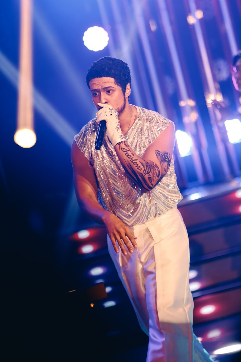 KapamilyaTFC's tweet photo. PUT YOUR HANDS UP FOR MR.ENTERTAINMENT!! 😅😂🤣
✨ #JarloBase as #Usher
Your Face Sounds Familiar @yourfaceph
📷: @yancaringal_
#YFSFKaFace #YFSFisBack #ABSCBN #ABSCBNStudios #BanijayEntertainment
#YFSF2025 #YFSFonTFC #TheFilipinoChannel #YFSF1stTransformation https://t.co/r31VEnpBeV