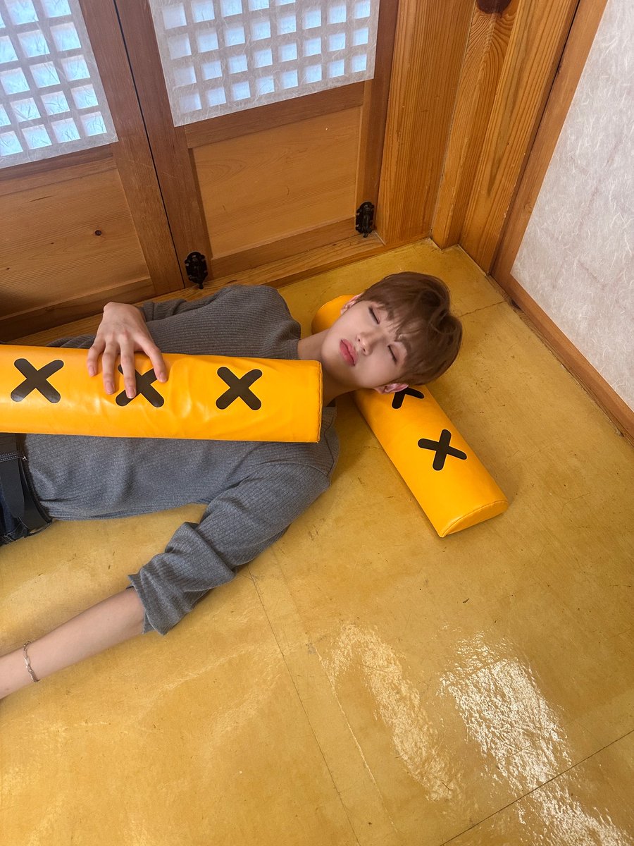 id2zzu's tweet image. 명절마다 할머니댁 아침 공감
= 일어나보면 내 이불 빼고 다 치워져있음