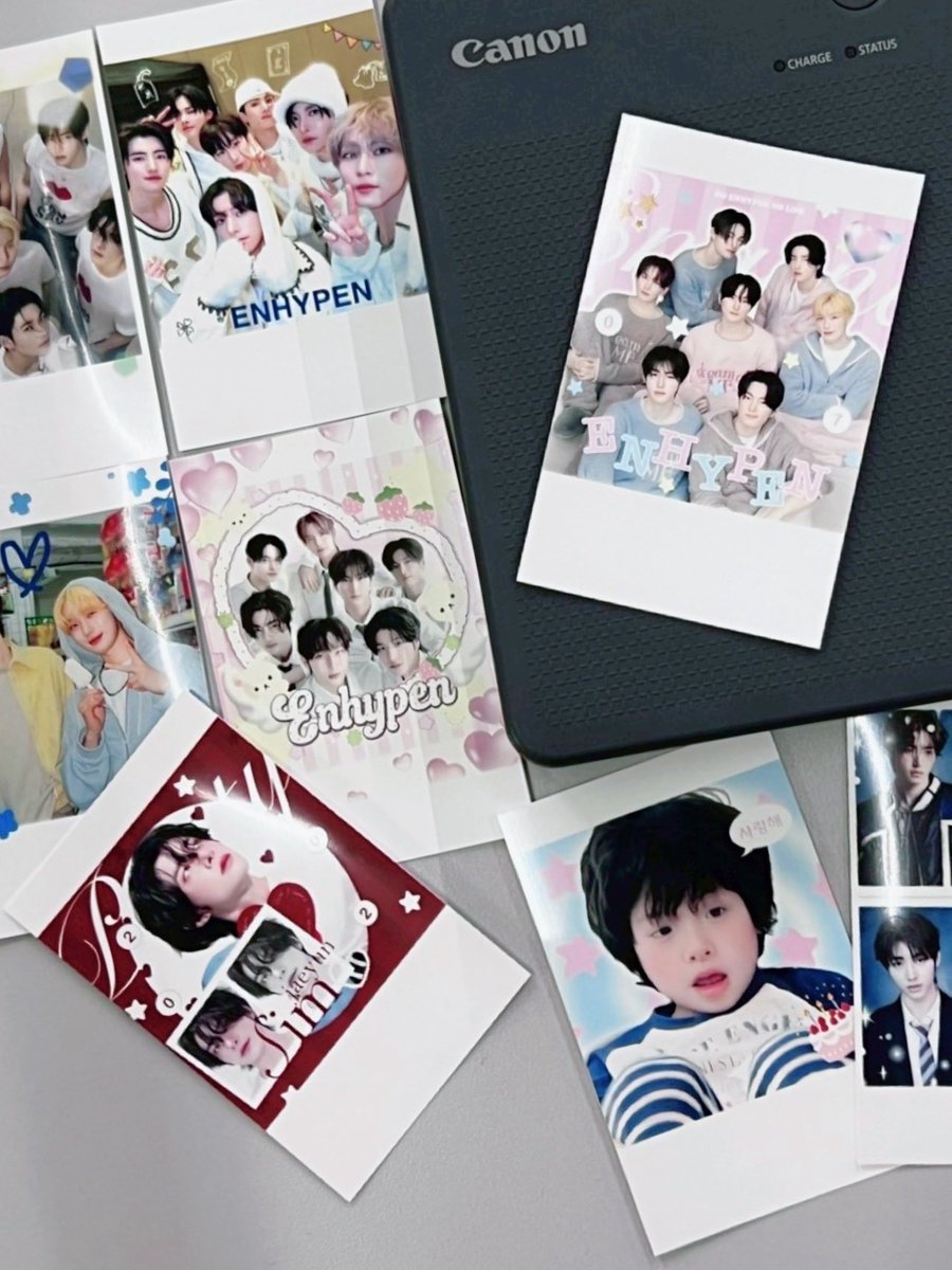 lilfairysunoo's tweet image. อันนยองงยอโรบุนน! ช่วงนี้ ENHYPEN ประสบความสำเร็จที่น่ายินดีเยอะมากๆ ภูมิใจในตัวทั้ง 7 คนที่สุดเลยย ㅠㅠ ♥️

แอร์เลยทำกิ้บอะเวย์สวยๆ ลองปริ้นจาก Canon SELPHY QX20 สีสวยคมชัดมากก มาแจกให้กับเอนจีนที่อยู่ข้างๆ ENHYPEN มาตลอดนะคะ 🎀🪽

: รีทวิตได้เลยคับบ 🫶🏻

#ENHYPEN #ตลาดนัดENHYPEN