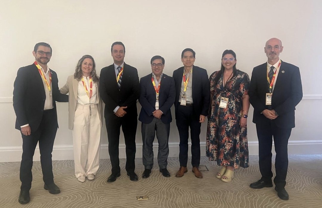 Daniel Quesada (@drdquesada) on Twitter photo Hay sesiones en congresos que luego de que pasan se genera algo más. Esa sensación quedó luego del Simposio de <a href="/revcardiocr/">Revista Costarricense de Cardiología</a>. Con la esperanza que la investigación de 🇨🇷 mejore cada dia más. <a href="/ASOCARCR/">Asociacion Costarricense de Cardiología</a> <a href="/lucreciamburgos/">Lucrecia M. Burgos, MD</a> <a href="/EduardoPerna1/">Eduardo Perna</a> <a href="/drjegomez/">Juan Esteban Gomez</a> Drs M. Speranza, M. Sanchez, Chen Hay sesiones en congresos que luego de que pasan se genera algo más. Esa sensación quedó luego del Simposio de <a href="/revcardiocr/">Revista Costarricense de Cardiología</a>. Con la esperanza que la investigación de 🇨🇷 mejore cada dia más. <a href="/ASOCARCR/">Asociacion Costarricense de Cardiología</a> <a href="/lucreciamburgos/">Lucrecia M. Burgos, MD</a> <a href="/EduardoPerna1/">Eduardo Perna</a> <a href="/drjegomez/">Juan Esteban Gomez</a> Drs M. Speranza, M. Sanchez, Chen
