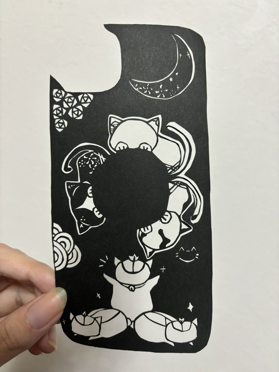 Ashe_150's tweet image. 母のスマホケースと昔の固定スキン パ
1枚目は母の好きな物詰め込みまくってるw 
今の飼い猫2匹と昔母が飼ってた子  上は灰色やけどね..色つけめんどなった
 #過去絵 #切り絵  #Sky