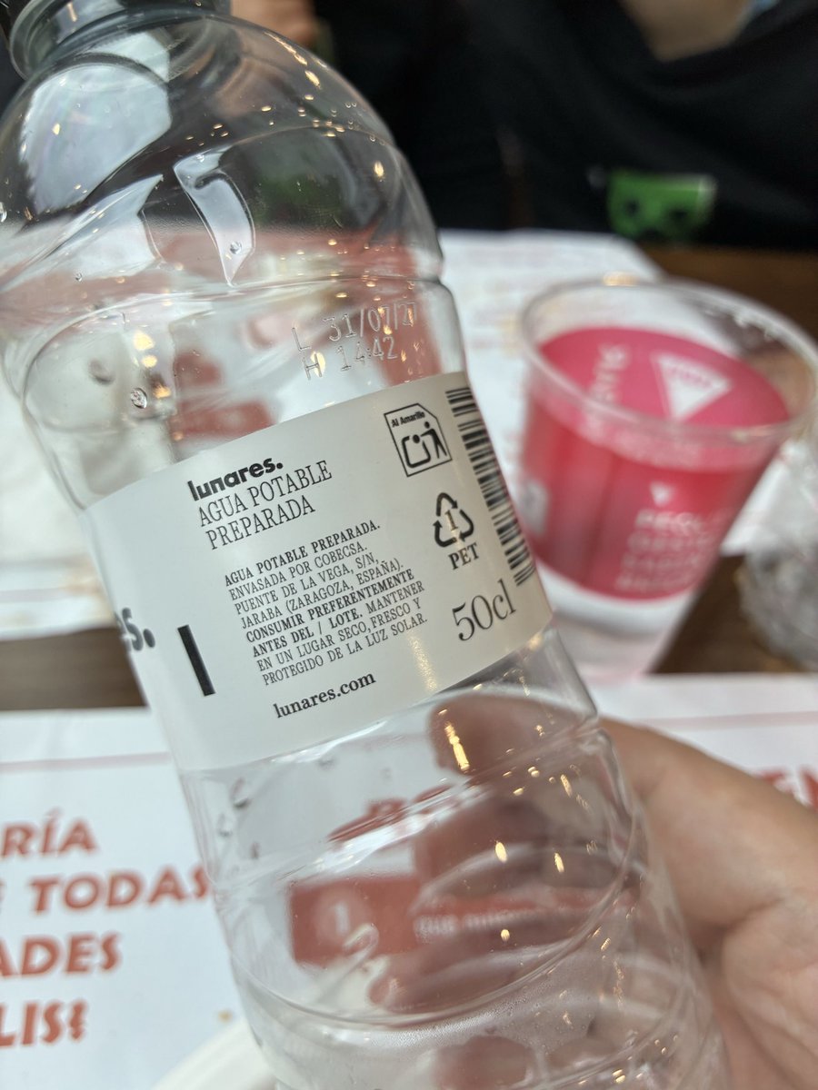 Destino_Sabor's tweet image. Me encanta ver que en @DinopolisTeruel apuestan por los productos de la tierra!
Hasta el agua de los menú procede de #Aragón.
Hasta en los pequeños detalles se nota el compromiso con el territorio.
#Dinosaurios