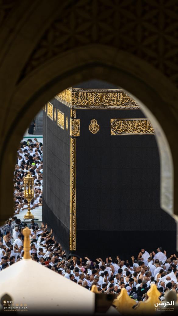 HolyMakkah01's tweet image. میں تجھے دیکھتا ہوں اور….بات کرنا بھول جاتا ہوں
