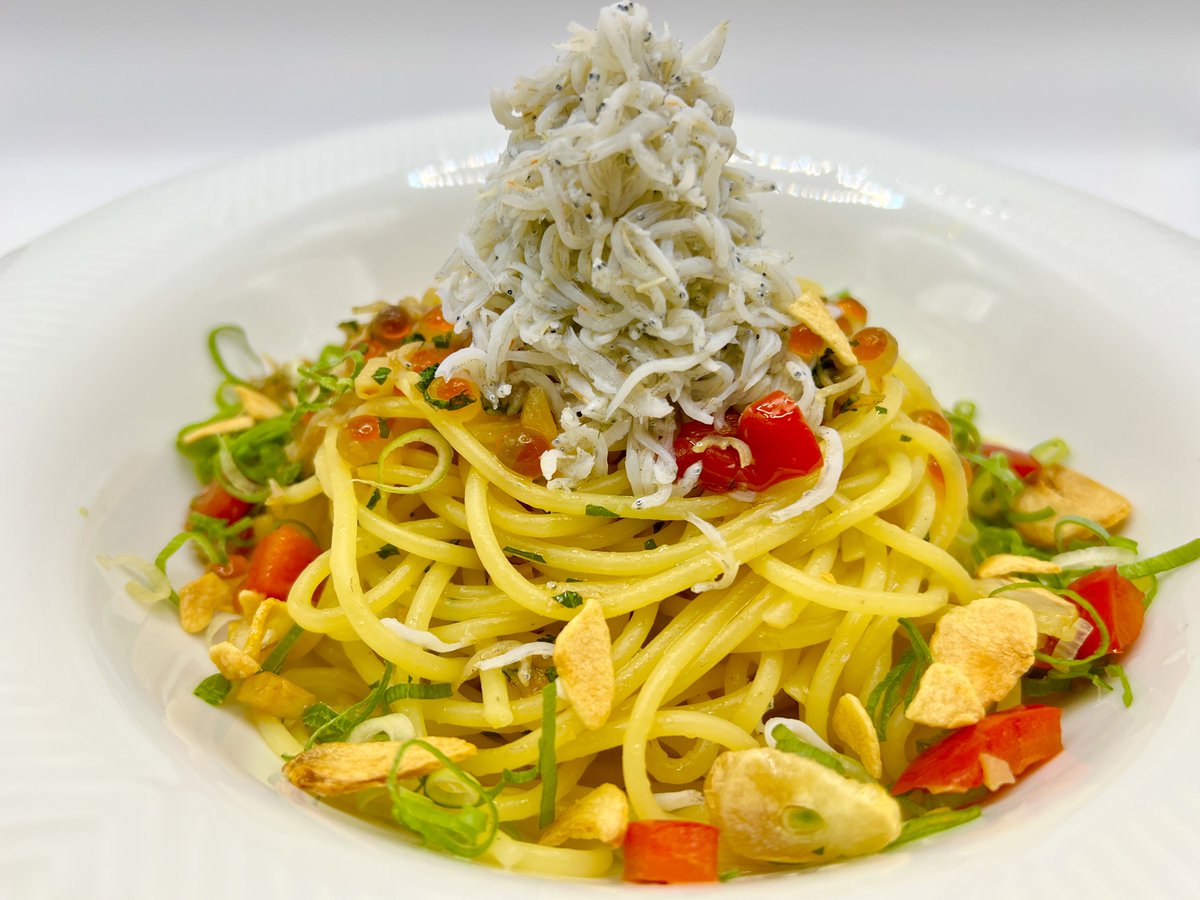 kashimashi_com's tweet photo. 生麺はソースの味が染み込みやすいという特性を活かし可能なものは「下味」と「コーティング」に分けソースを立体的に
結果的に調味料はあまり使用せず、材料はできる限り自分で作ってみて代用が見つからない場合は手作り
 そば、うどん、ラーメンのように生麺をパパパと食べられるお店を目指します！ https://t.co/Ozv10mHKtB