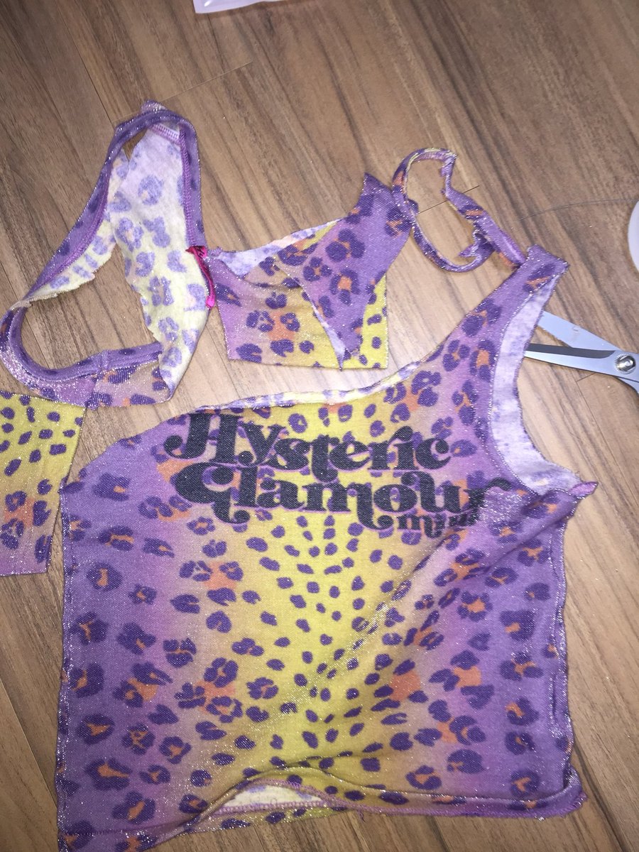 히글 미니 반팔 머리만 겨우 드가는 정도로 앙나 짝은데 넘 예뽀니라서 어찌저찌 살려봄.. 근데 거의 수영복급으로 딱붙핏이긔;;😁😅