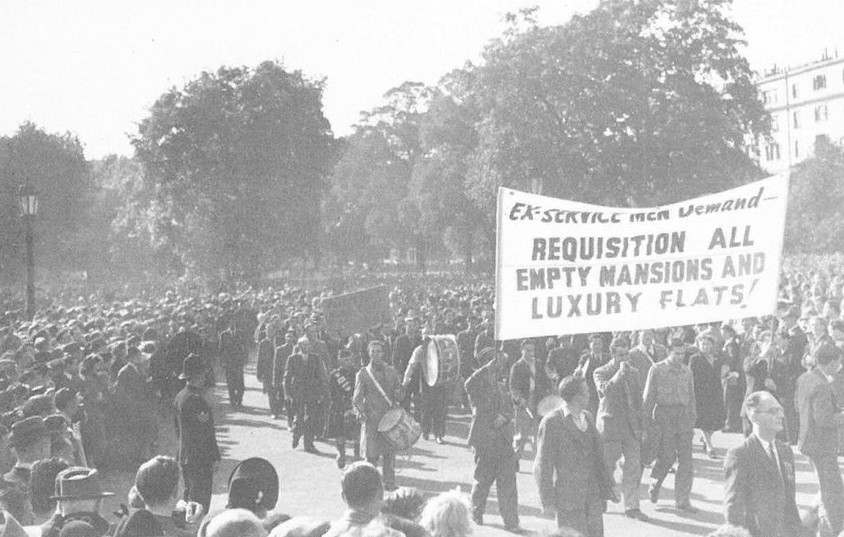 wrkclasshistory's tweet image. #OtD Oct 11 1946 the British govt announced that 39,535 people were squatting in 1038 military camps across England and Wales. Many were ex-servicemen's families demanding housing after WWII, and eventually a forced the govt to build mass council housing stories.workingclasshistory.com/article/8350/p…