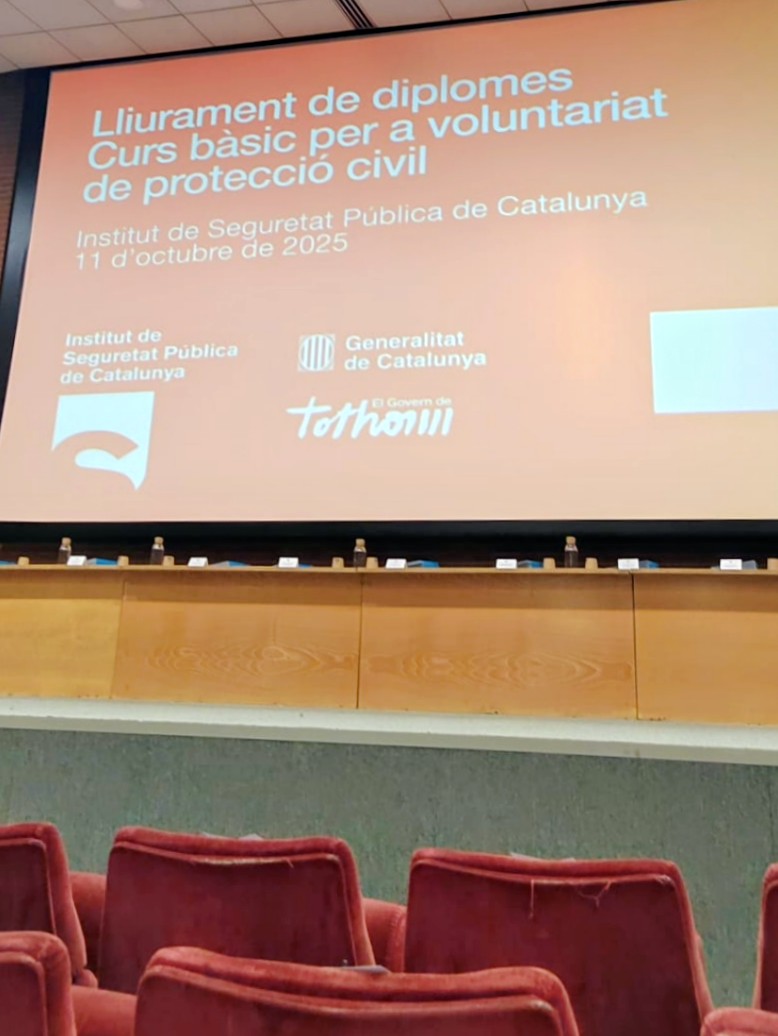 Amb molt de gust, hem assistit aquest matí a l'acte de lliurament de diplomes  al voluntariat de #protecciócivil a l'Institut de Seguretat Pública de Catalunya. 
 #sompresents #Emergències <a href="/nuriaparlon/">Parlon #apeudecarrer #interioriseguretatpública</a> #ministeriointerior