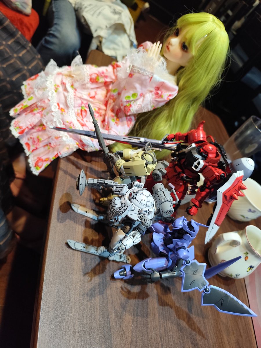 kumakase's tweet image. プラモバーで作った奴らを並べてみた。