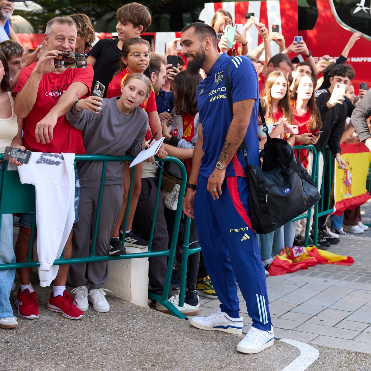 SEFutbol's tweet image. 💚 Teníamos muchas ganas de estar aquí. 

¡𝗚𝗥𝗔𝗖𝗜𝗔𝗦 𝗣𝗢𝗥 𝗘𝗟 𝗥𝗘𝗖𝗜𝗕𝗜𝗠𝗜𝗘𝗡𝗧𝗢, 𝗘𝗟𝗖𝗛𝗘!

#VamosEspaña | #CopaMundialFIFA