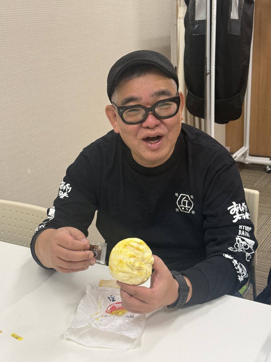 oshaberi_hyodo's tweet image. 🍑兵動大樹のおしゃべり大好き。47🍑
岡山公演ありがとうございました🥳

完売御礼㊗️🎊
豚まんじゅうと焼き鳥も最高でした❤️‍🔥
からし付けすぎだと思うのは私だけでしょうか？🤔

次回は10/19(日)宮崎公演🐔
機材開放により、若干数チケットございます🎫
yoshimoto.co.jp/oshaberi/

#兵動大樹 #おしゃだい