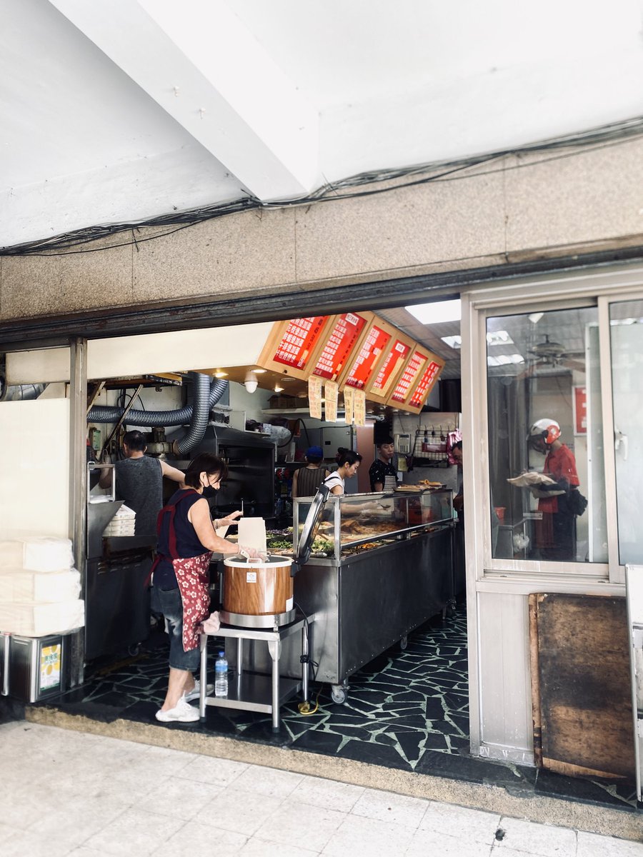 223440's tweet photo. 台北での暮らし。
ローカル飯食って朝コーヒー飲んで、おやつにストリート飲茶を買う。 https://t.co/HzgkvdgiFd