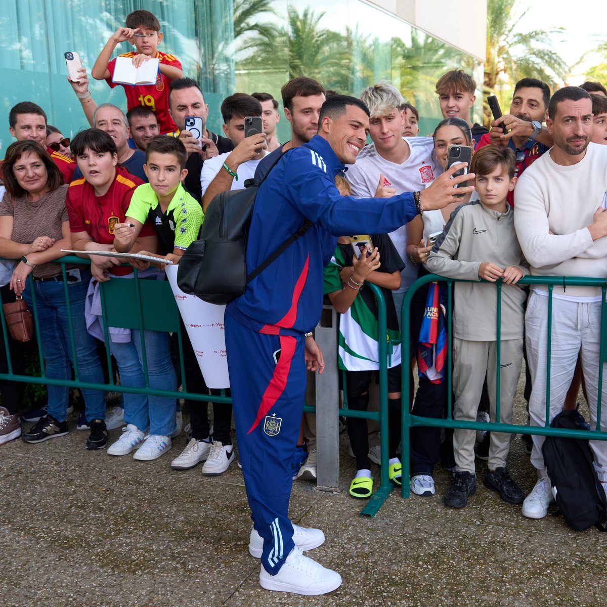 SEFutbol's tweet image. 💚 Teníamos muchas ganas de estar aquí. 

¡𝗚𝗥𝗔𝗖𝗜𝗔𝗦 𝗣𝗢𝗥 𝗘𝗟 𝗥𝗘𝗖𝗜𝗕𝗜𝗠𝗜𝗘𝗡𝗧𝗢, 𝗘𝗟𝗖𝗛𝗘!

#VamosEspaña | #CopaMundialFIFA
