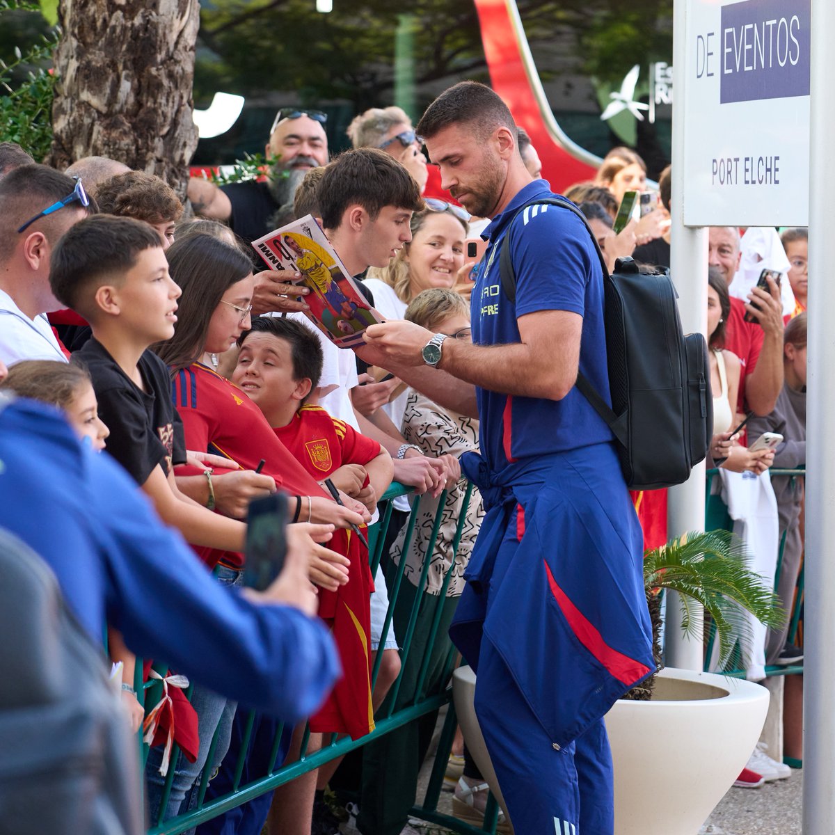 SEFutbol's tweet image. 💚 Teníamos muchas ganas de estar aquí. 

¡𝗚𝗥𝗔𝗖𝗜𝗔𝗦 𝗣𝗢𝗥 𝗘𝗟 𝗥𝗘𝗖𝗜𝗕𝗜𝗠𝗜𝗘𝗡𝗧𝗢, 𝗘𝗟𝗖𝗛𝗘!

#VamosEspaña | #CopaMundialFIFA