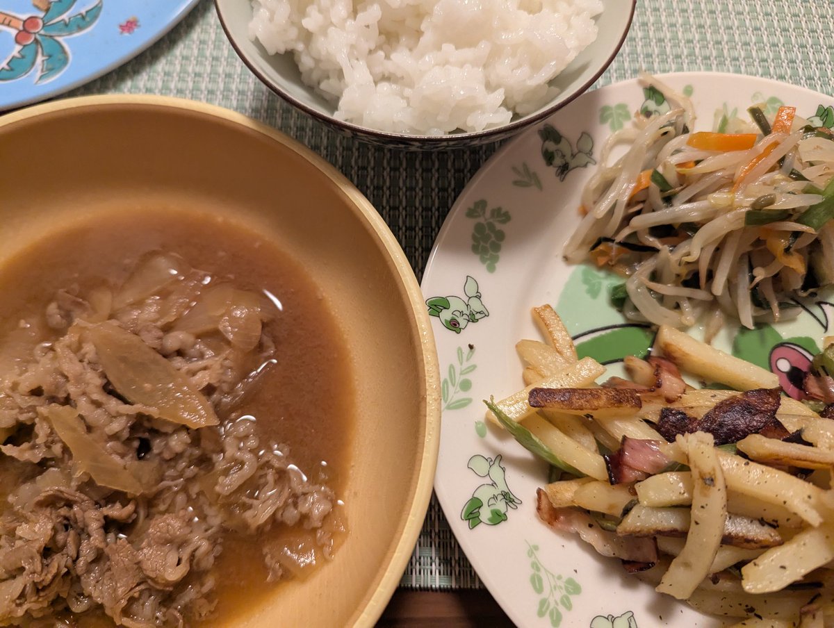 enviouskirby's tweet image. #かあびいディナー 偽
水曜日
牛丼は冷凍のやつを買ってきてもらった。レンチン
冷凍のポテトと古くなってたピーマンと賞味期限ぎりぎりのベーコン炒め
買ってきてもらったやさいパックをなんとなくそれっぽく炒めたやつ