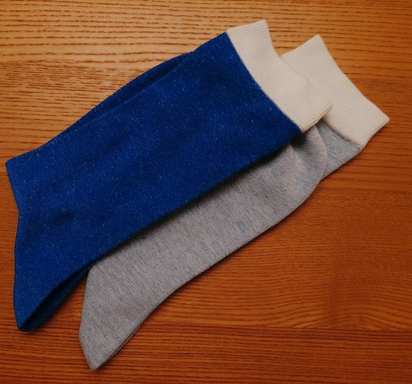 無印良品✖LAWSON「足なり直角　表裏で楽しめる2色靴下」を購入。ローソンカラーの可愛い靴下です。リバーシブルになっており、ブルー✖ホワイトの2色を使い分ける事が出来る面白い一品。その他にもブラック✖グレーもあります。表裏で色を気分で変えられる。これは中々良いアイデアですね🤔✨