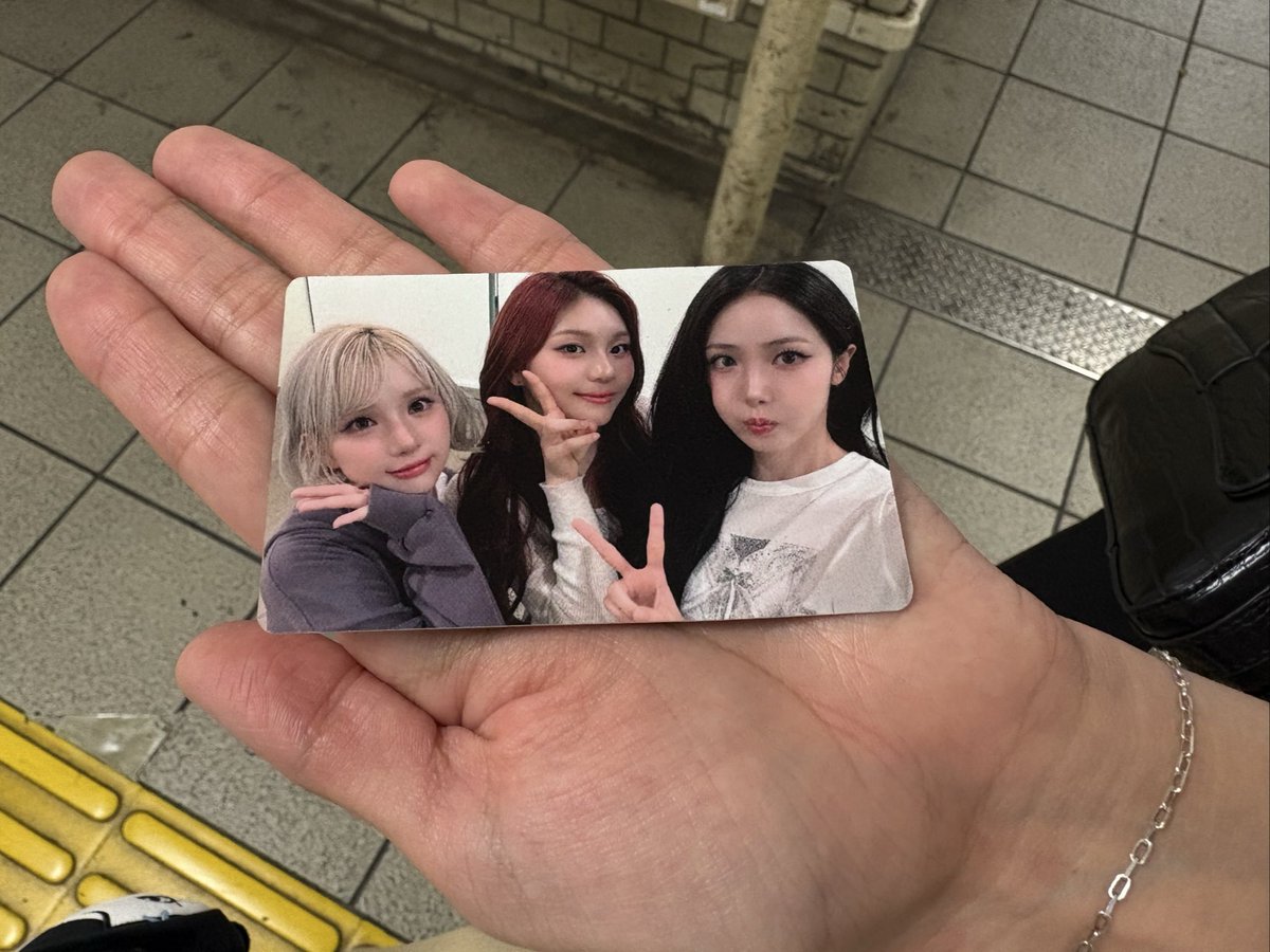 KL_minari's tweet image. 大国町駅に今日の特典トレカ落ちてました！
①出口側の所⭕️に置いてるので、心当たりのある方は連れて帰ってあげてください！！
 #VIVIZ  #ビビジ  #비비지  #ウナ  #シンビ  #オムジ