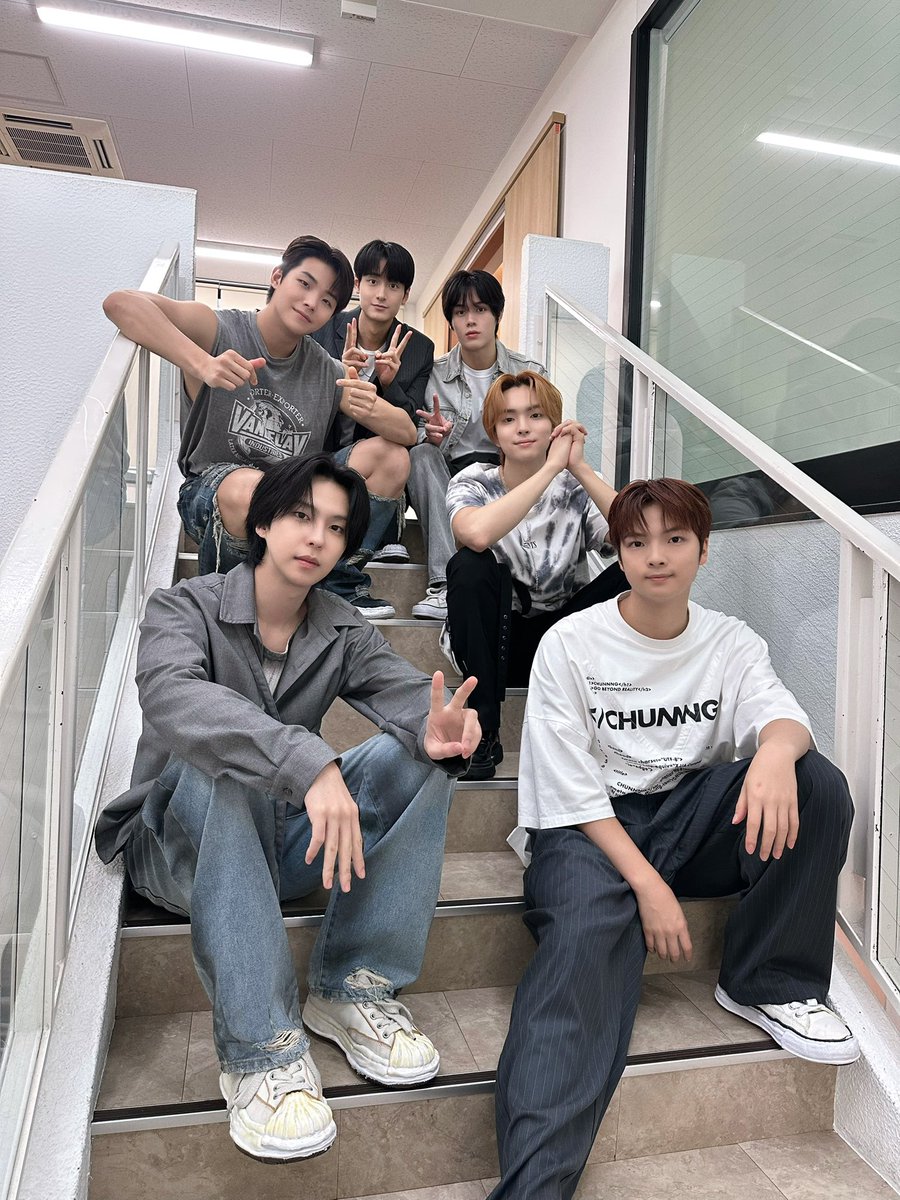 GHOST9OFFICIAL's tweet image. [📸]

251011 [#THE_STORY_WE_SHARE] 
GHOST9 JAPAN FANMEETING 2025 in Tokyo

오늘 공연도 완료! ჱ̒✧°́⌳ｰ́)੭
사진 속 우리의 표정 = 오늘의 모든 행복 😎📸
오늘의 에너지: 무제한 💕

今日の公演も無事終了! ჱ̒✧°́⌳ｰ́)੭
写真の中の私たちの表情 = 今日のすべての幸せ😎📸…