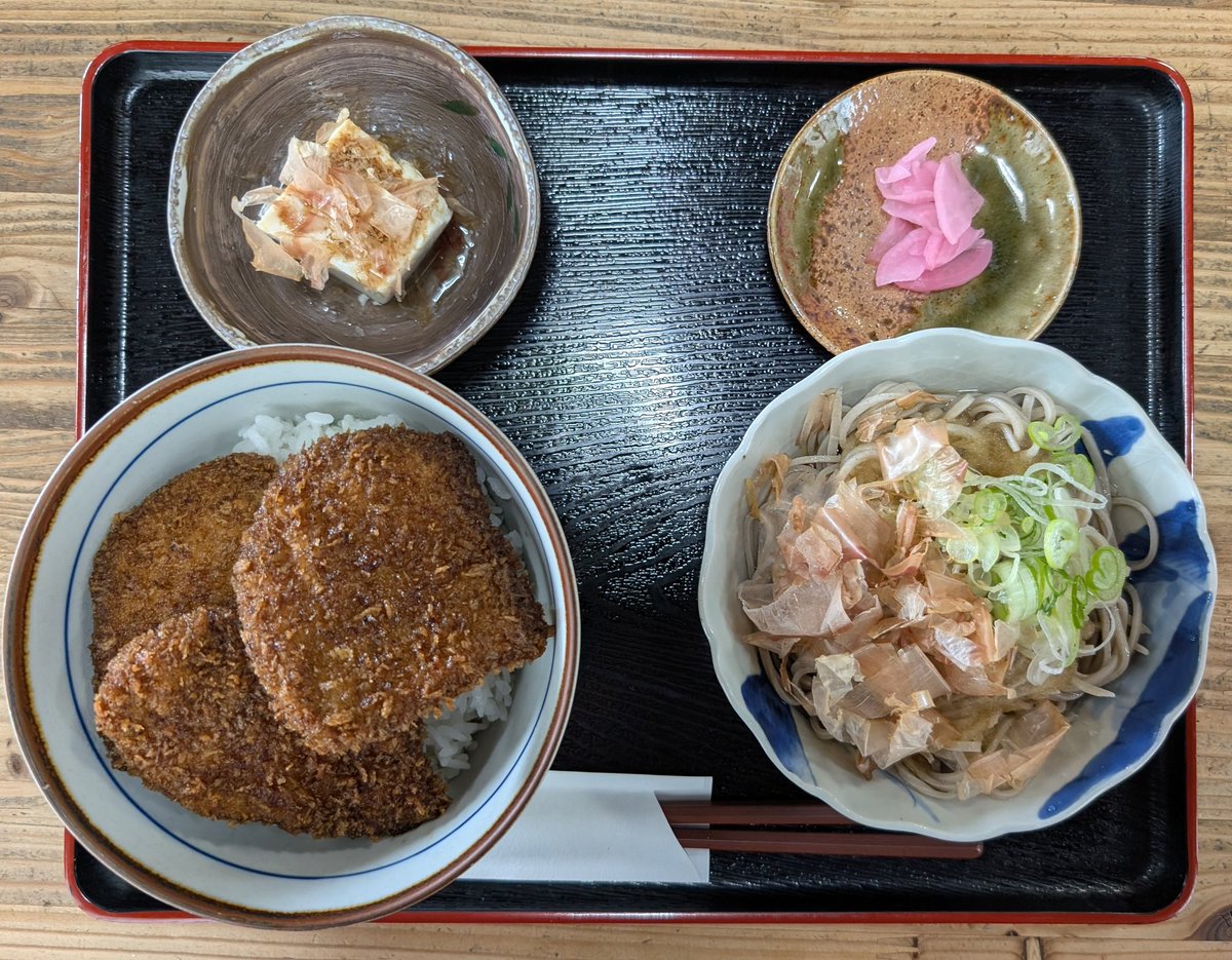 俺の福井好きは妻の影響だけど、妻は福井に最近行けてないので「豊橋でも越前蕎麦食べられるよ」と言ったら「行く行く」ということで今日のお昼は小向の千曳へ
いつも注文するのはソースカツ丼セットだけどソースカツ丼がヨーロッパ軒っぽいって喜んでもらえたよ👍個人的には追いソースが欲しいかなァ