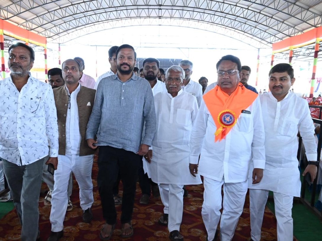 MLCvijaysingh's tweet image. ಬಸವ ಧರ್ಮಪೀಠ ಅಲ್ಲಮಪ್ರಭು ಶೂನ್ಯಪೀಠ ಬಸವ ಮಹಾಮನೆ, #ಬಸವಕಲ್ಯಾಣ ಇವರ ಸಂಯುಕ್ತಶ್ರಯದಲ್ಲಿ ವಿಶ್ವ ಶಾಂತಿಗಾಗಿ 24ನೇ ಕಲ್ಯಾಣ ಪರ್ವ ಎರಡನೇ ದಿವಸದ ಕಾರ್ಯಕ್ರಮದಲ್ಲಿ ಮಾನ್ಯ ಅಬಕಾರಿ ಸಚಿವರು ಸನ್ಮಾನ್ಯ ಶ್ರೀ #RBTimmapur ಅವರ ಜೊತೆ ಭಾಗಿಯಾಗಿದೆ.ಈ ವೇಳೆ ವಿವಿಧ ಮಠದ ಗುರುಗಳು,ಮುಖಂಡರು, ಭಕ್ತರು ಉಪಸ್ಥಿತರಿದ್ದರು.
#Basavakalyan #Bidar…