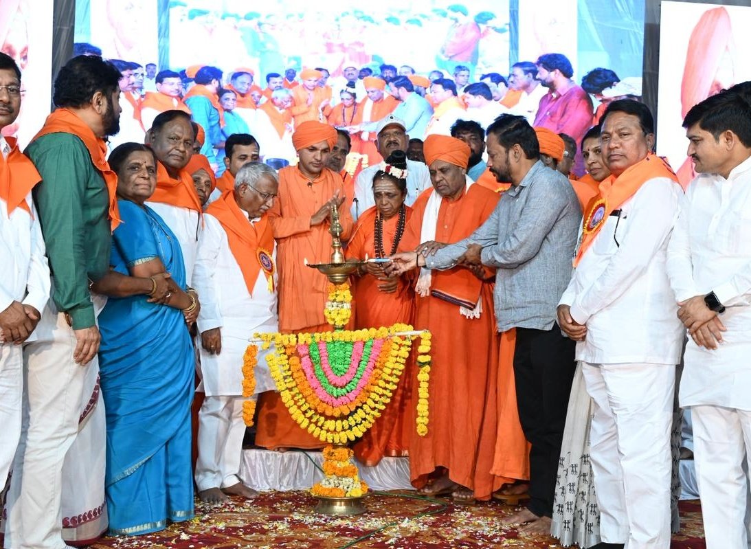 MLCvijaysingh's tweet image. ಬಸವ ಧರ್ಮಪೀಠ ಅಲ್ಲಮಪ್ರಭು ಶೂನ್ಯಪೀಠ ಬಸವ ಮಹಾಮನೆ, #ಬಸವಕಲ್ಯಾಣ ಇವರ ಸಂಯುಕ್ತಶ್ರಯದಲ್ಲಿ ವಿಶ್ವ ಶಾಂತಿಗಾಗಿ 24ನೇ ಕಲ್ಯಾಣ ಪರ್ವ ಎರಡನೇ ದಿವಸದ ಕಾರ್ಯಕ್ರಮದಲ್ಲಿ ಮಾನ್ಯ ಅಬಕಾರಿ ಸಚಿವರು ಸನ್ಮಾನ್ಯ ಶ್ರೀ #RBTimmapur ಅವರ ಜೊತೆ ಭಾಗಿಯಾಗಿದೆ.ಈ ವೇಳೆ ವಿವಿಧ ಮಠದ ಗುರುಗಳು,ಮುಖಂಡರು, ಭಕ್ತರು ಉಪಸ್ಥಿತರಿದ್ದರು.
#Basavakalyan #Bidar…