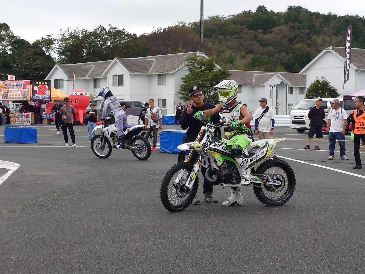 initial33a's tweet image. そうなんです。
今日と明日は
岡山国際サーキット。
年に一度の
フォーミュラドリフトと
MotorGames
毎年、会うたびに感動させていただいているDaiceさん
ホント、いつもありがとう。
生き方や考え方、観客に対する敬意とスマートな配意をいつも見習っていますm(_ _)m
#fmxshowcase
#Daice