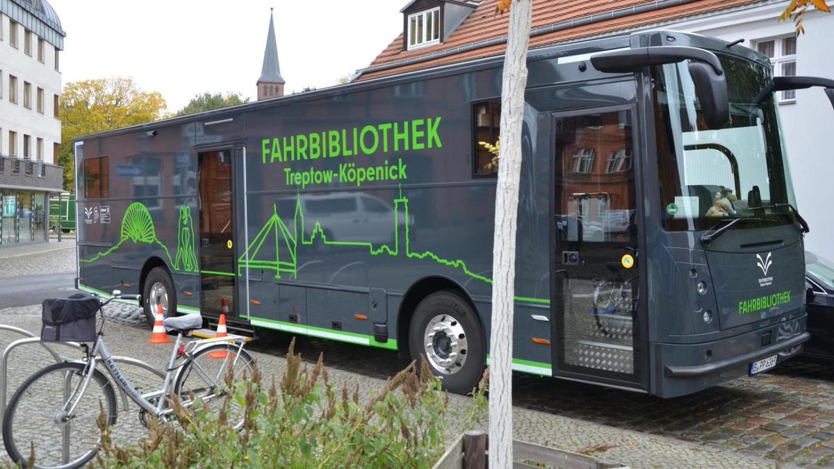 morgenpost's tweet image. Dieser besondere Bus sorgt im Berliner Südosten für Begeisterung morgenpost.de/bezirke/trepto…