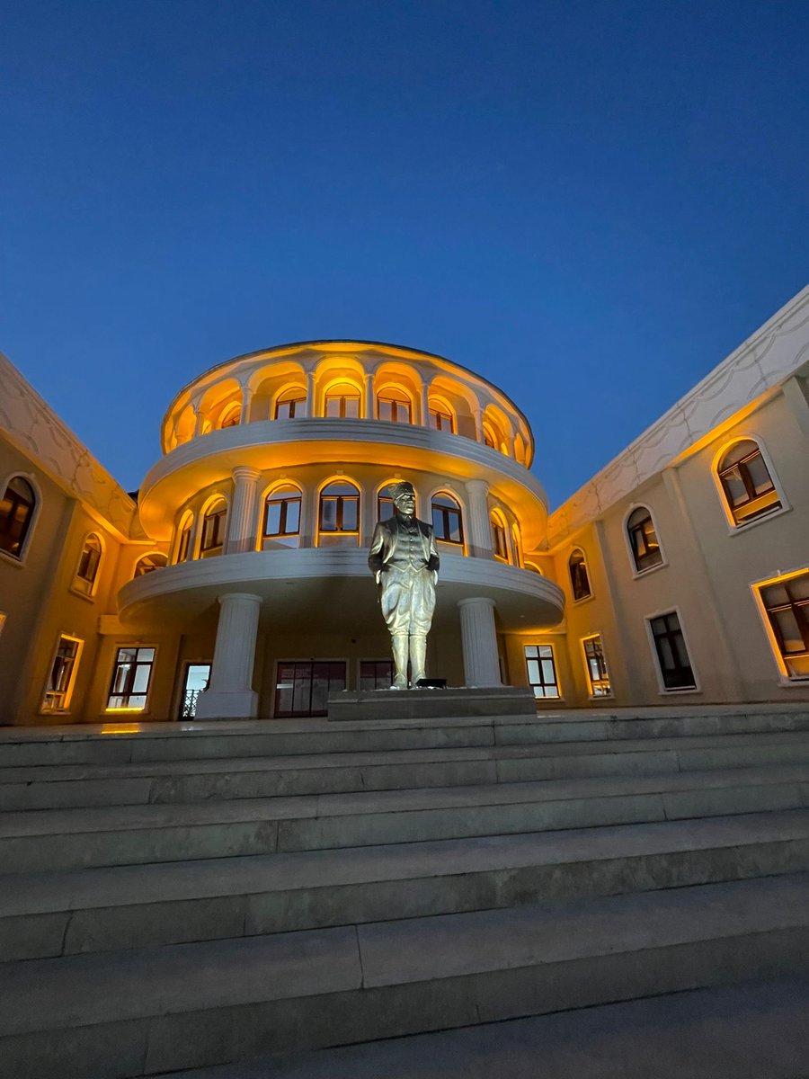 merak edip uğruna yarım saat yokuş çıktığımız bina belediye binasiymis