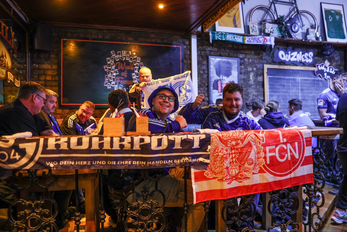 s04's tweet image. Einstimmung im Pub auf #BFCS04 🙌🎶

#S04 | #S04InDublin